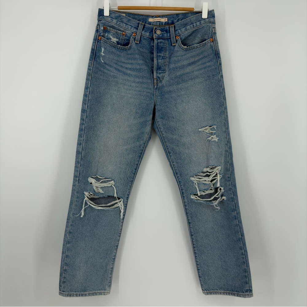 Levi’s Wedgie Straight Jeans Women’s 28 Distressed Ripped Light Wash Denim